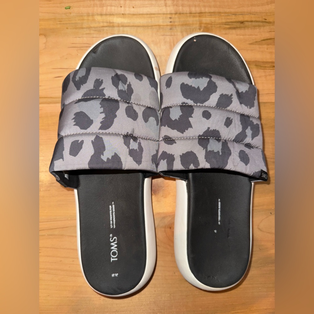 TOMS Women's Black and Gray Patterned Sandals